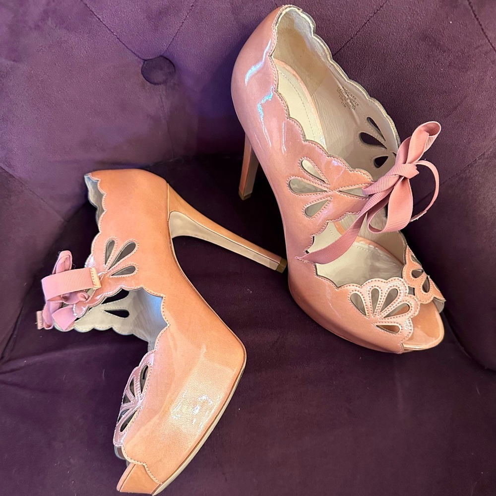 Pink platform pumps